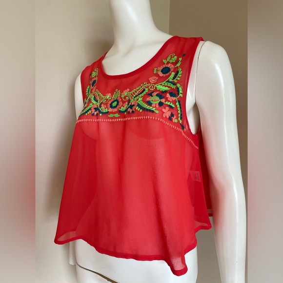 GB Embroidered Red Colorful Cropped Sleeveless Blouse Size Large - Picture 2 of 9